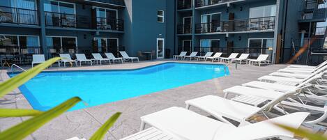 Kauden mukainen ulkouima-allas