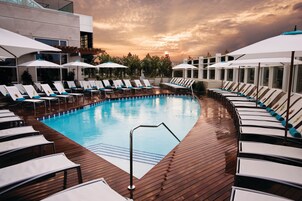 Una piscina techada, una piscina al aire libre de temporada