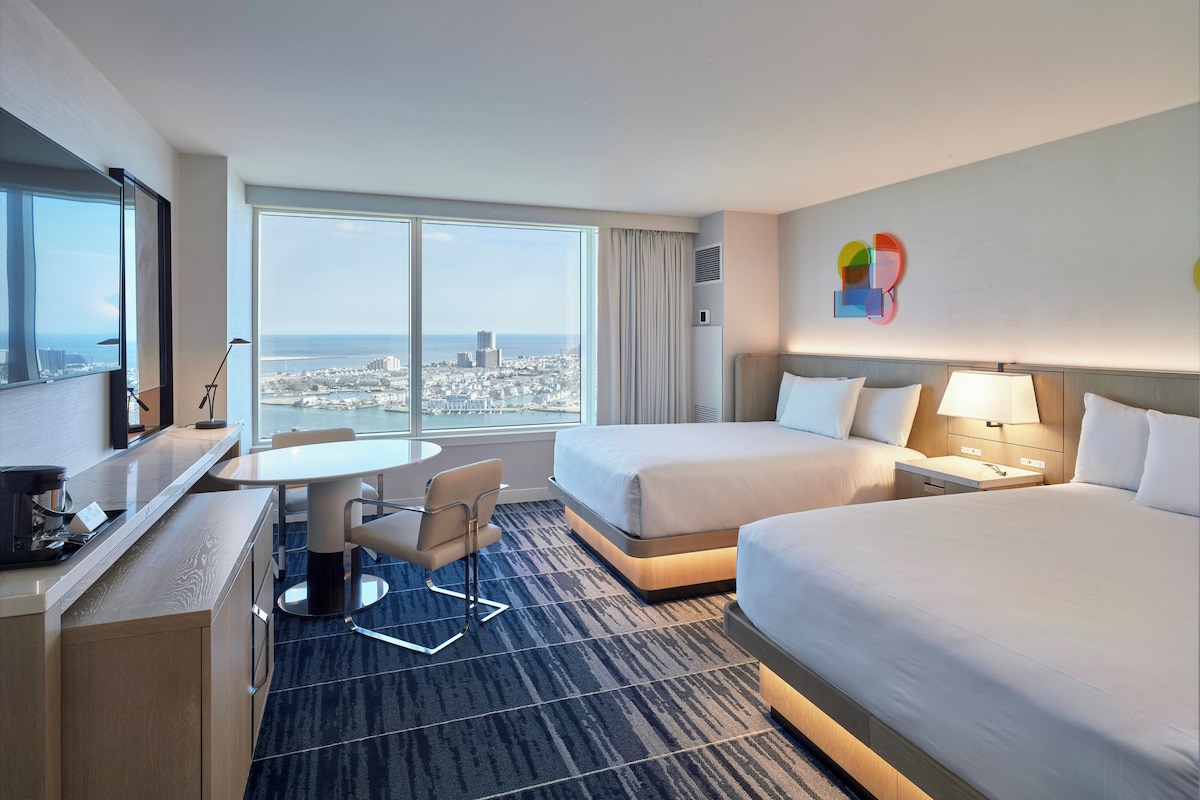 Premium bedding, in-room safe, desk, iron/ironing board