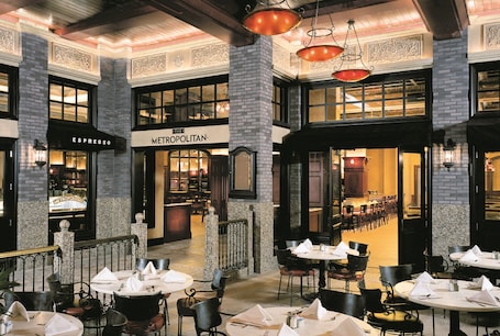 17 restaurants, breakfast, lunch, dinner served; American cuisine
