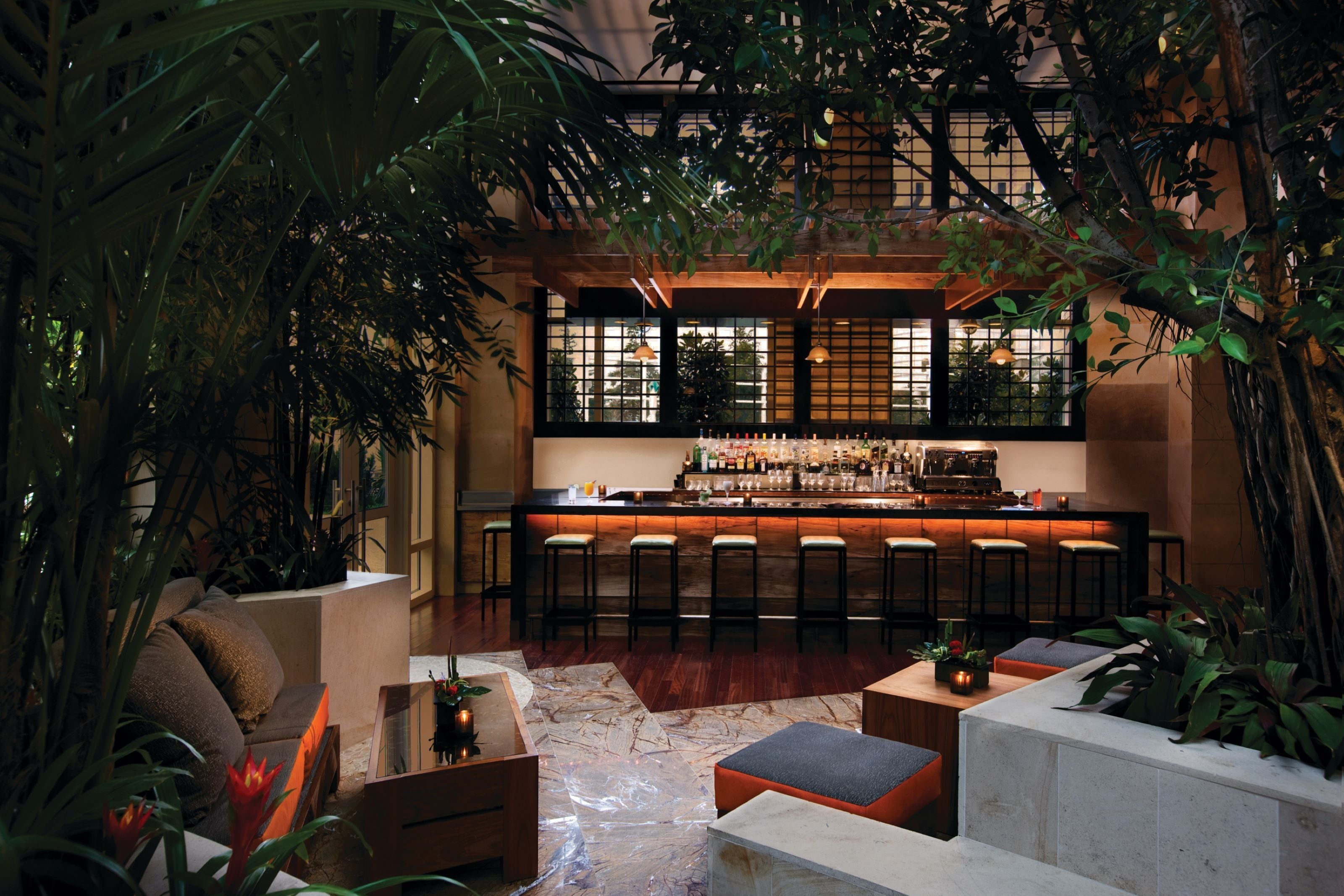 6 bars/lounges