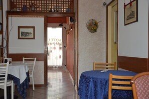 Coin salon dans le hall