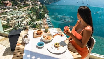 Servizio di colazione, pranzo e cena