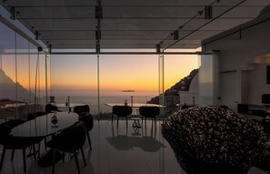 Petit déjeuner, déjeuner et dîner servis sur place, vue sur la mer