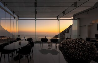 Se sirven desayunos y almuerzos; cocina mediterránea; con vista al mar