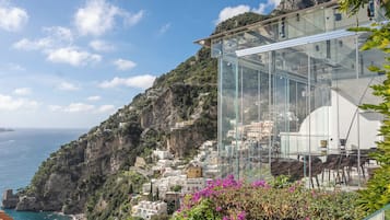 Una cittadina costiera con edifici a picco sul mare.