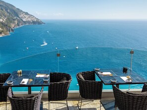 Frühstück, Mittagessen, Abendessen, mediterrane Küche, Blick aufs Meer 