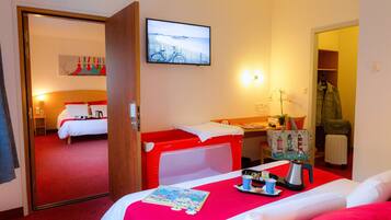 Habitación estándar, varias camas | Ropa de cama de alta calidad, escritorio y cortinas blackout