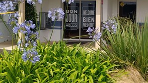 A building with a sign reading "Kyriad" and a welcome sign with "BON JOUR" and "WELCOME BIENVENUE" in French. - Hôtel KYRIAD QUIMPER - Pont-l'Abbé (Pont-l'Abbe)