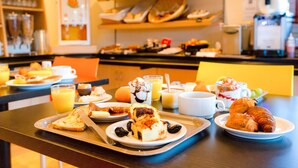 A breakfast buffet with various food items and beverages. - Hôtel KYRIAD QUIMPER - Pont-l'Abbé (Pont-l'Abbe)
