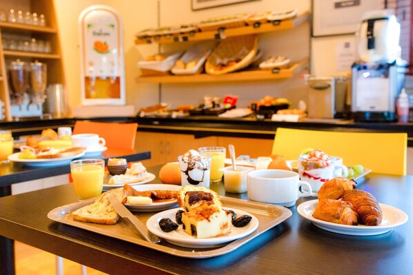 Desayuno buffet todos los días (con cargo) 