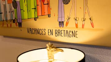 Een muur met een kleurrijke illustratie en de tekst 'VACANCES EN BRETAGNE'.