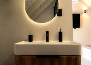 Twin Room | Bathroom | Shower, free toiletries, hair dryer, towels - Villa Matejuska Heritage (Split)
