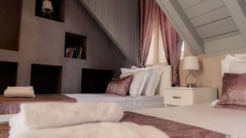 Twin Room | Desk, free WiFi, bed sheets