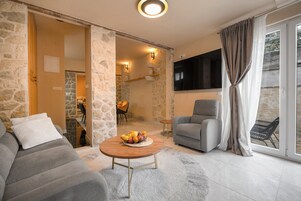 Ev, 2 Yatak Odası, Teras, Ek Bina | Oturma alanı | Düz ekran televizyon 