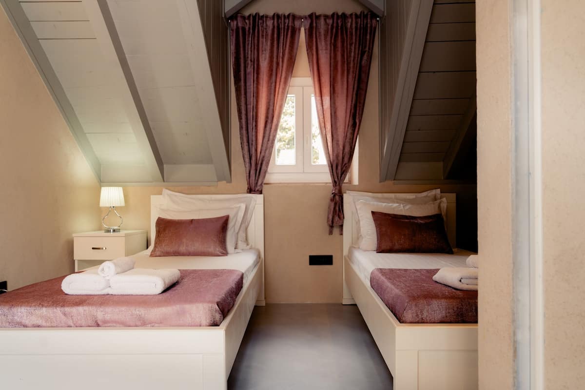 Twin Room | Desk, free WiFi, bed sheets