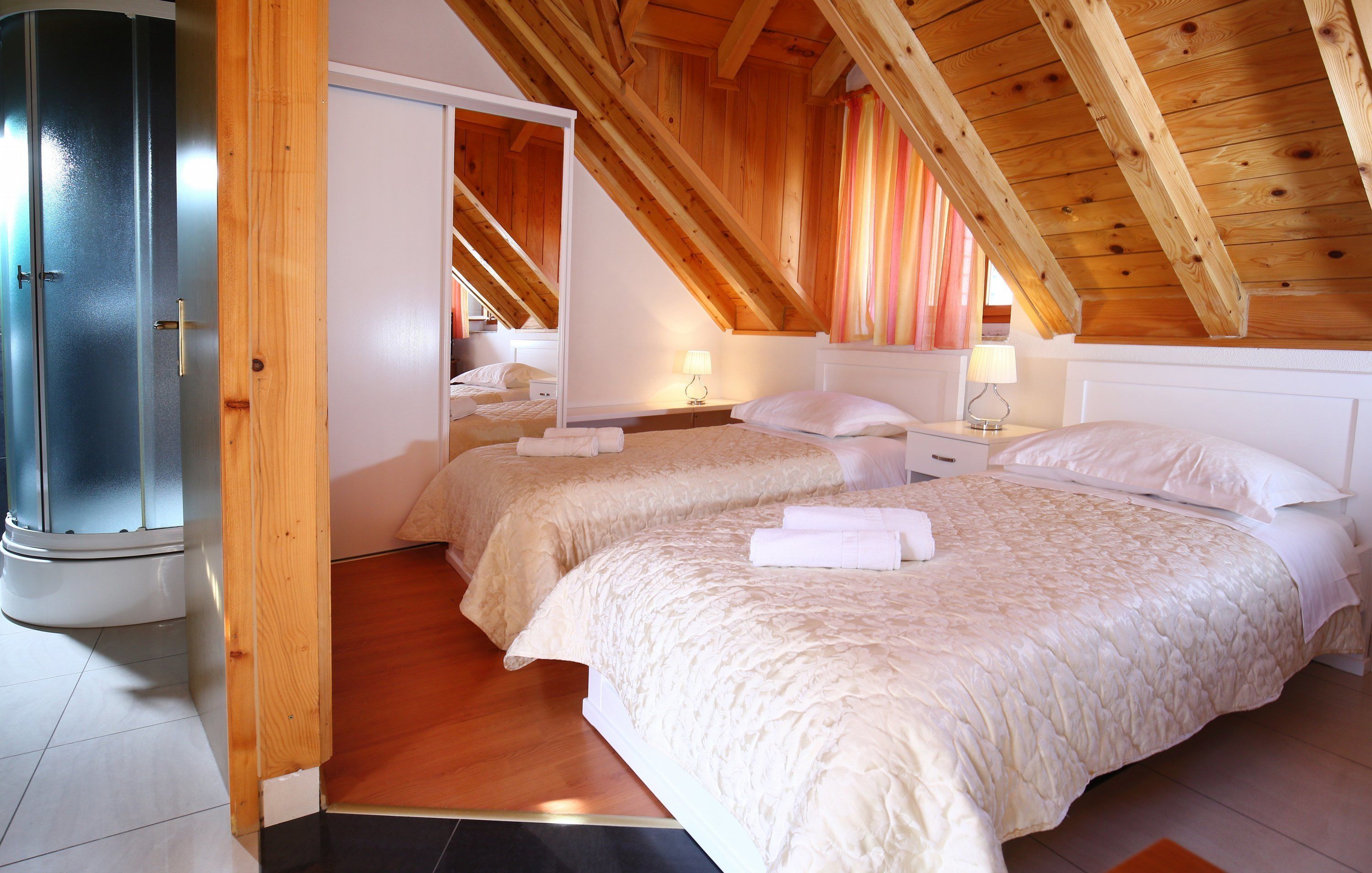 Twin Room | Desk, free WiFi, bed sheets