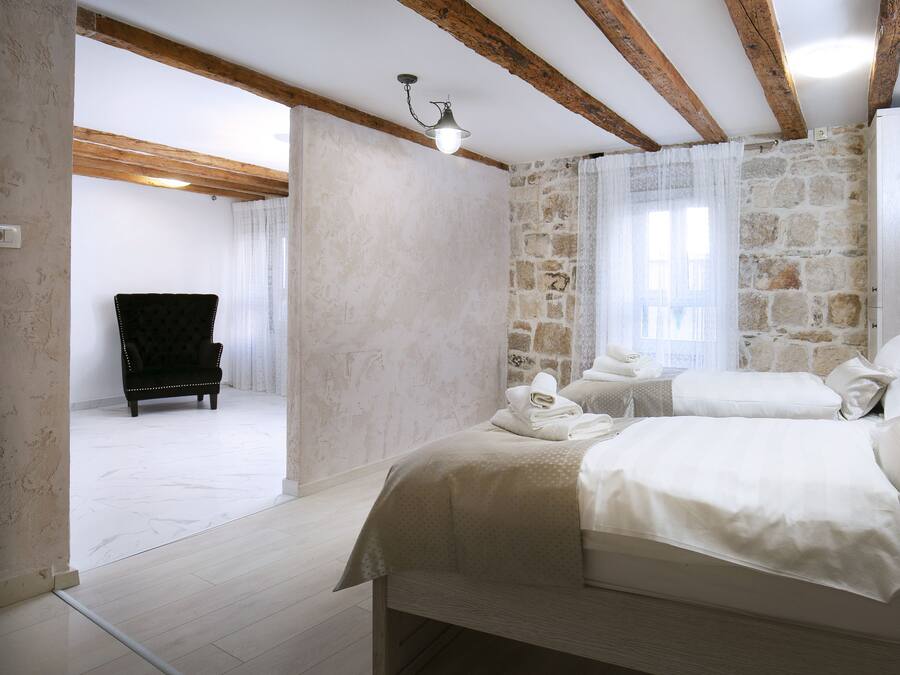 Twin Room Large | Bureau, Wi-Fi gratuit, draps fournis