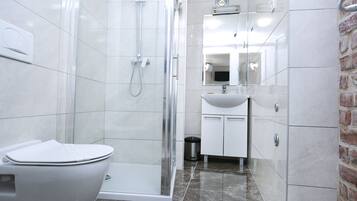 Comfort Apartment | Bathroom | Shower, free toiletries, hair dryer, towels