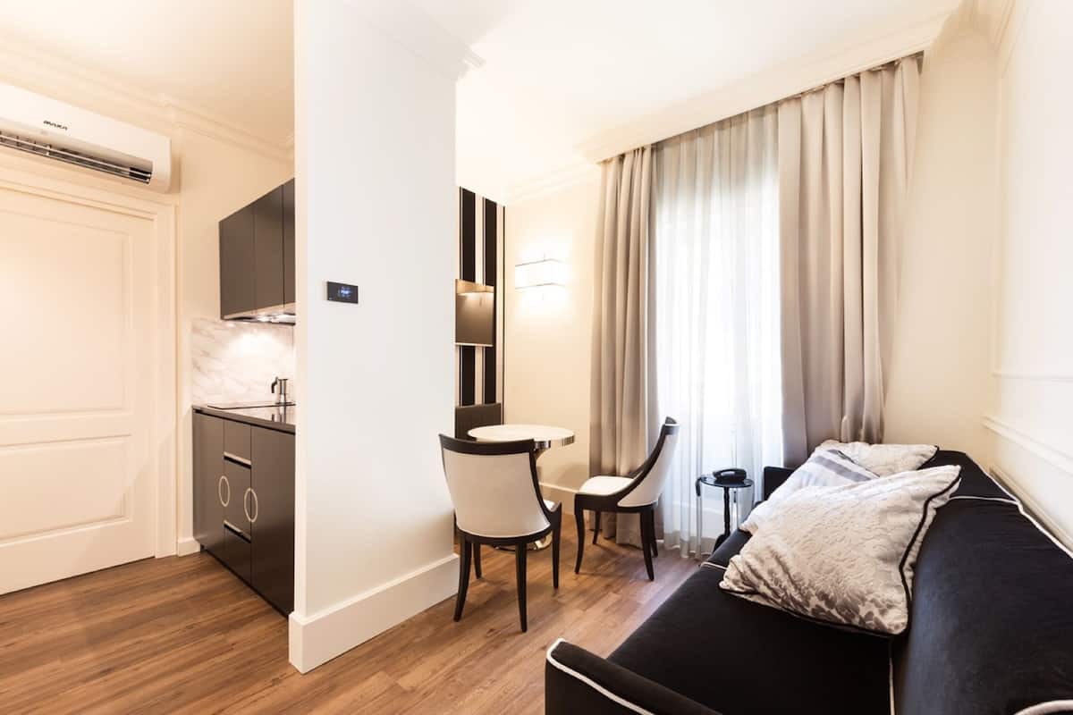 Deluxe Apartment dependance (3 pax - Stradone Provolo 3- separate building, 800 m from Hotel) | 起居区 | 50-英寸等离子电视 （配备卫星频道）、电视