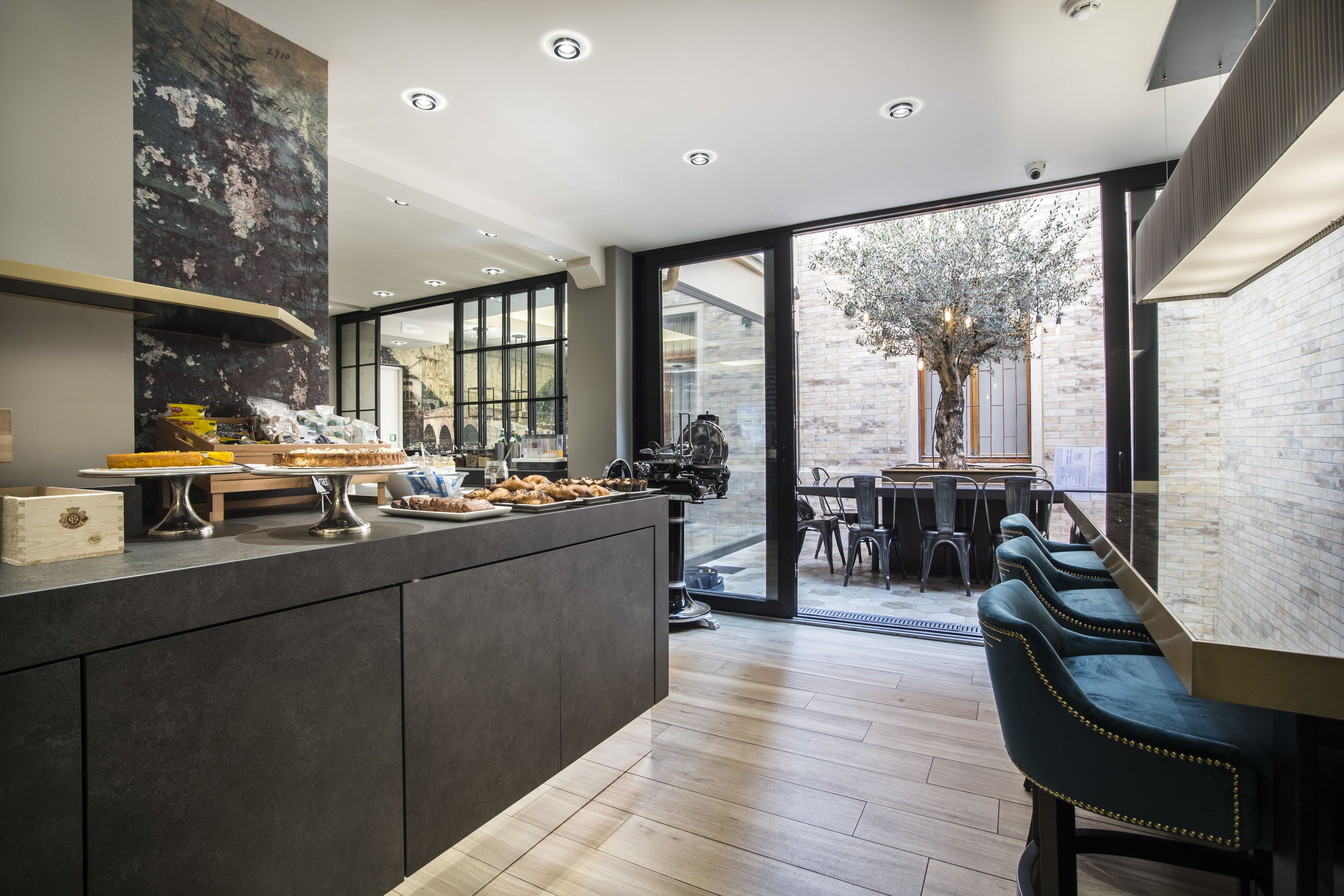 Tägliches Frühstücksbuffet (16 EUR pro Person)