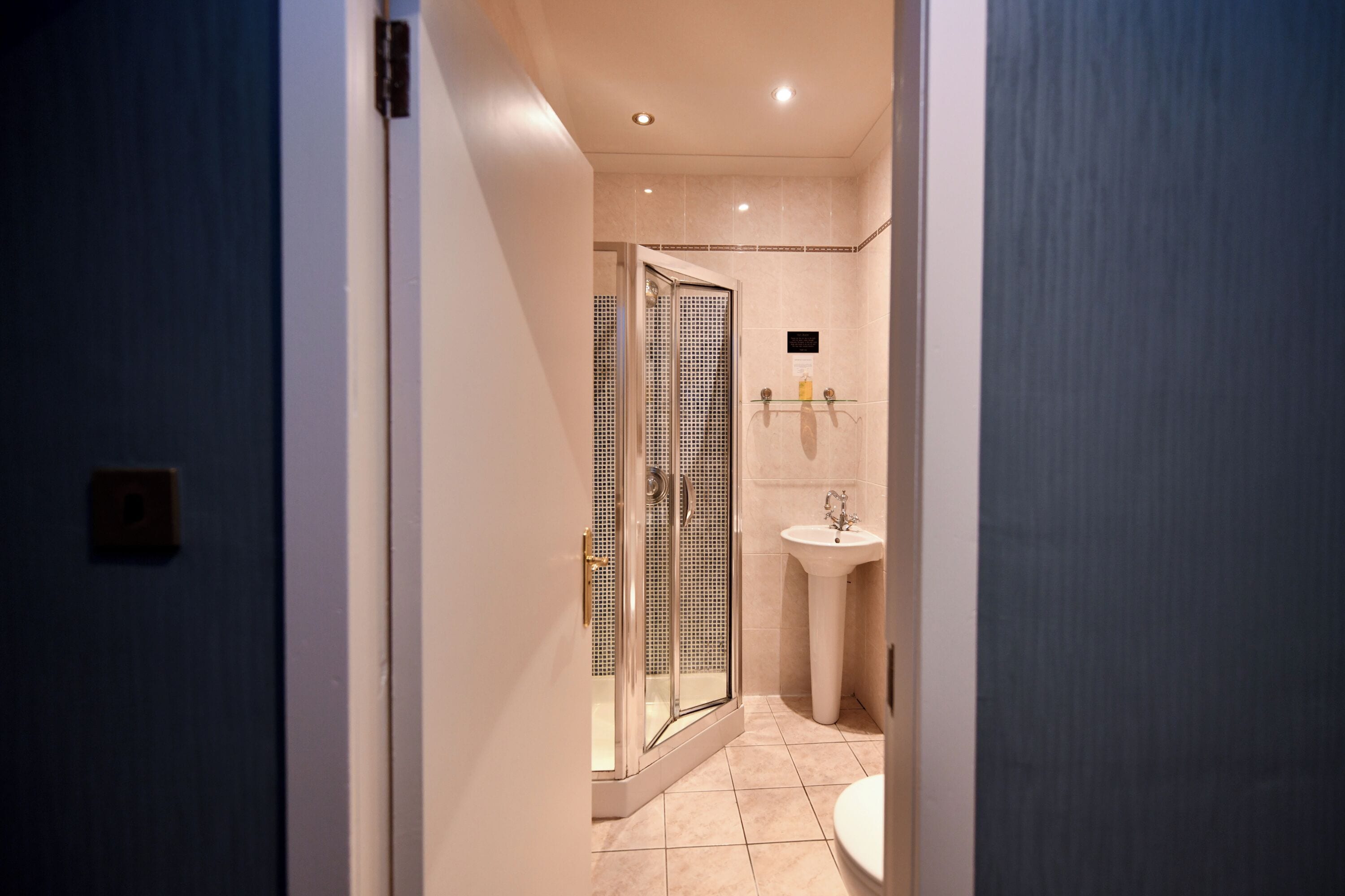 cosy twin room | bathroom | combined shower/bathtub, hair dryer, towels