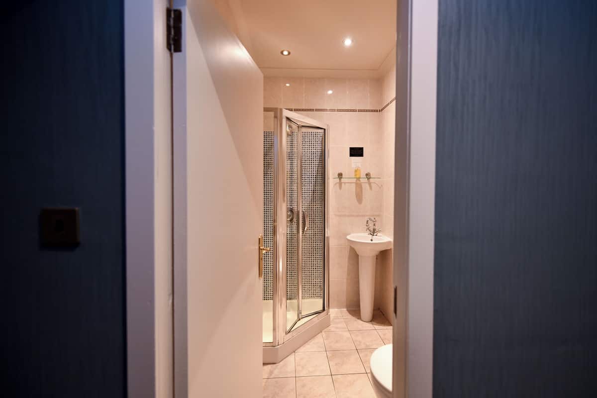 cosy twin room | bathroom | combined shower/bathtub, hair dryer, towels