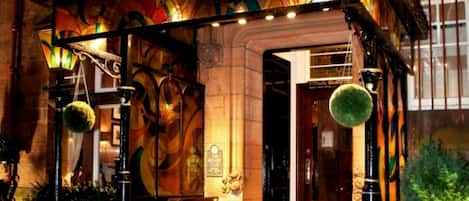 Voorkant accommodatie - avond/nacht