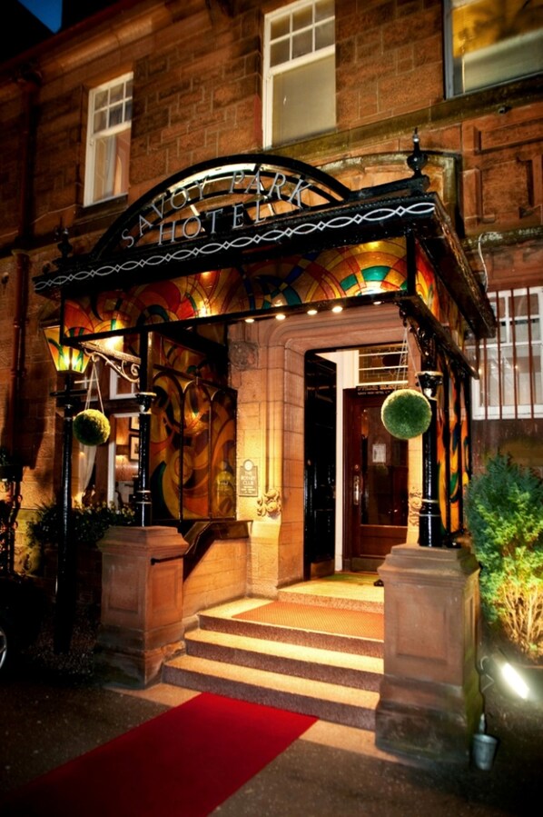 Front of property – evening/night - Savoy Park Hotel (Ayr)