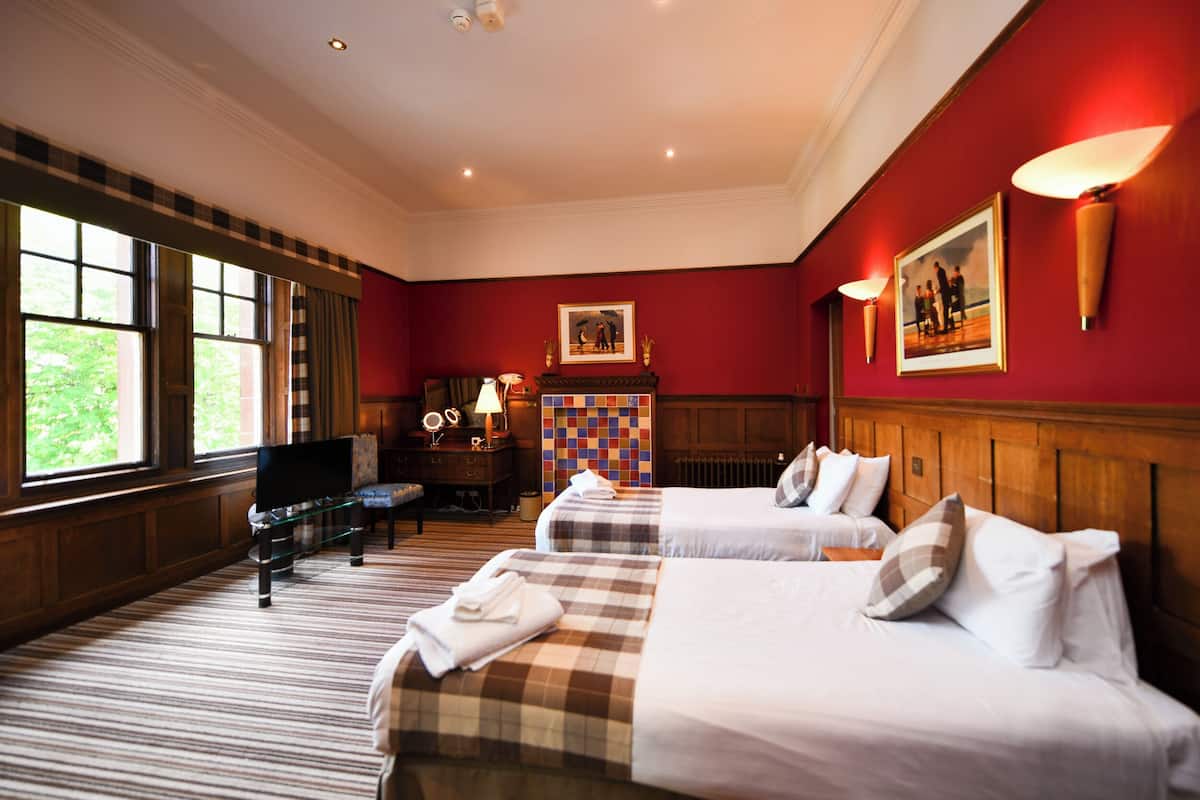 character twin room | individually decorated, individually furnished, desk, iron/ironing board