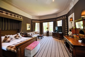 Individually decorated, individually furnished, desk, iron/ironing board - Savoy Park Hotel (Ayr)