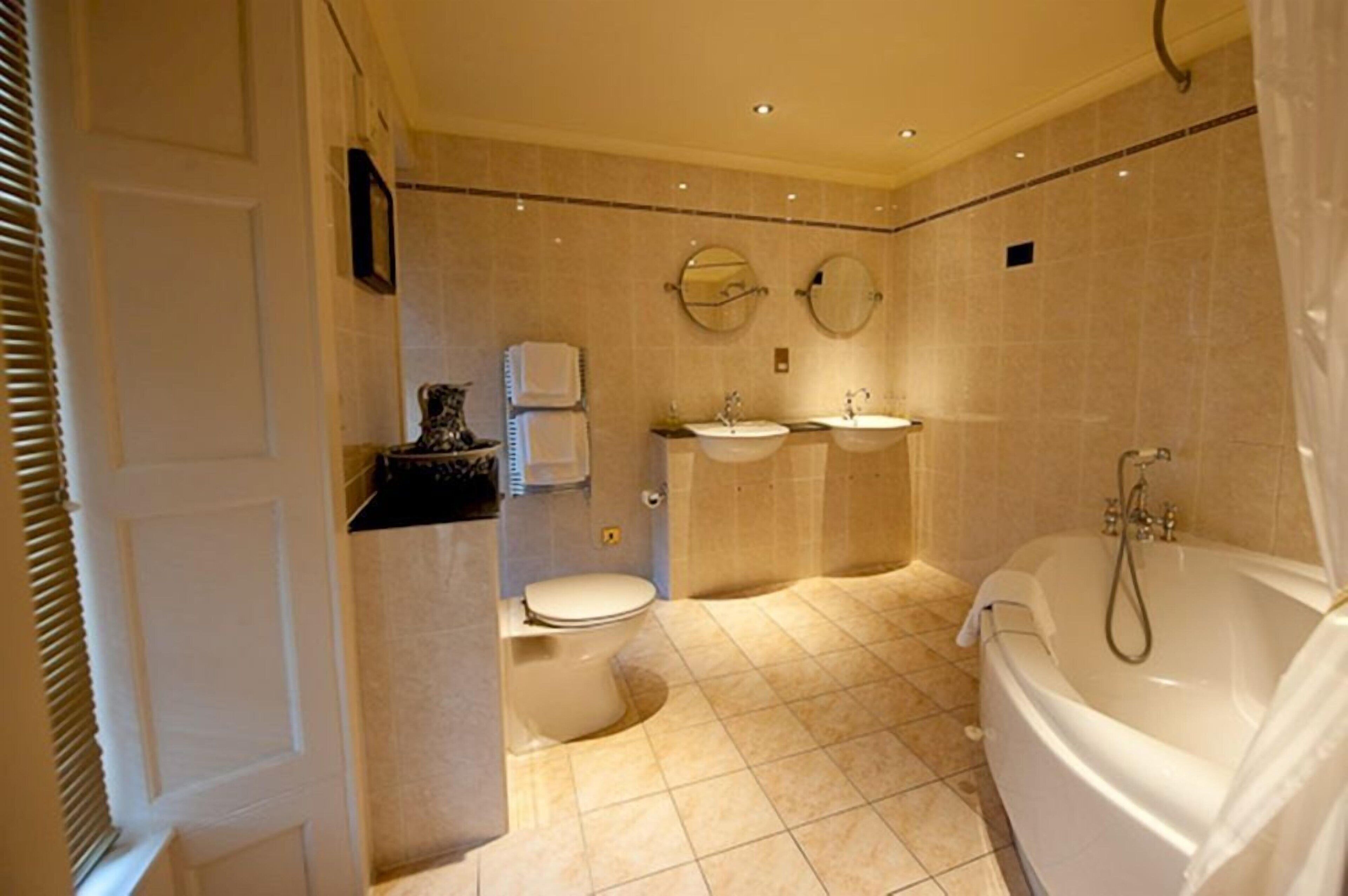 combined shower/bathtub, hair dryer, towels