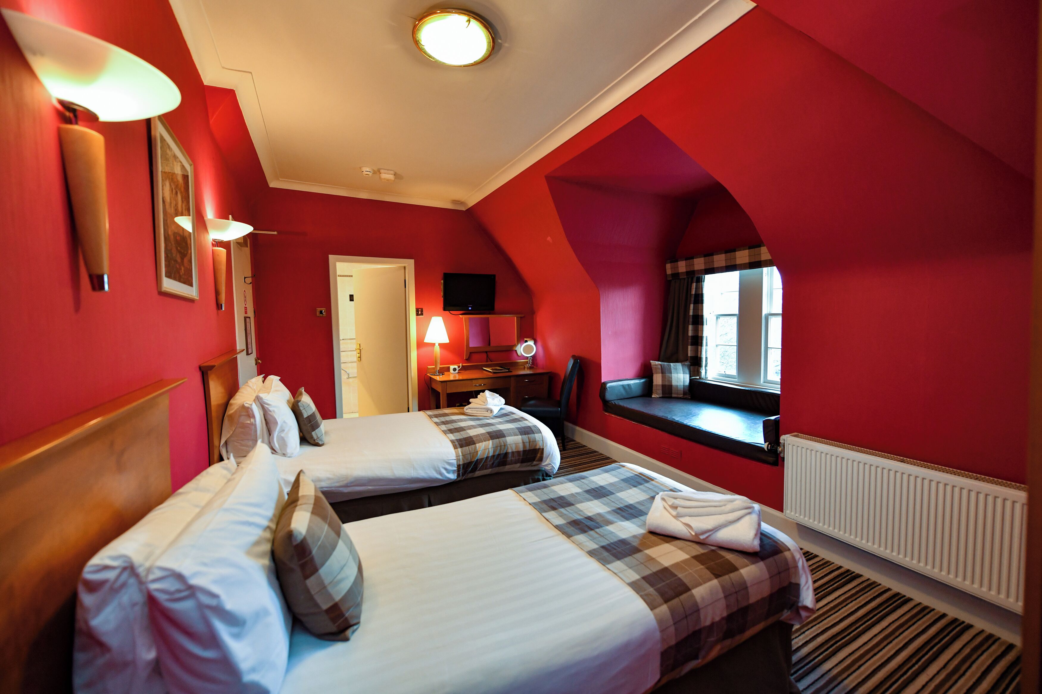 cosy twin room | individually decorated, individually furnished, desk, iron/ironing board