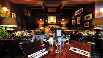 朝食、ランチ、ディナーに営業 (多国籍料理)