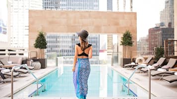 Una piscina al aire libre, camas de piscina gratis