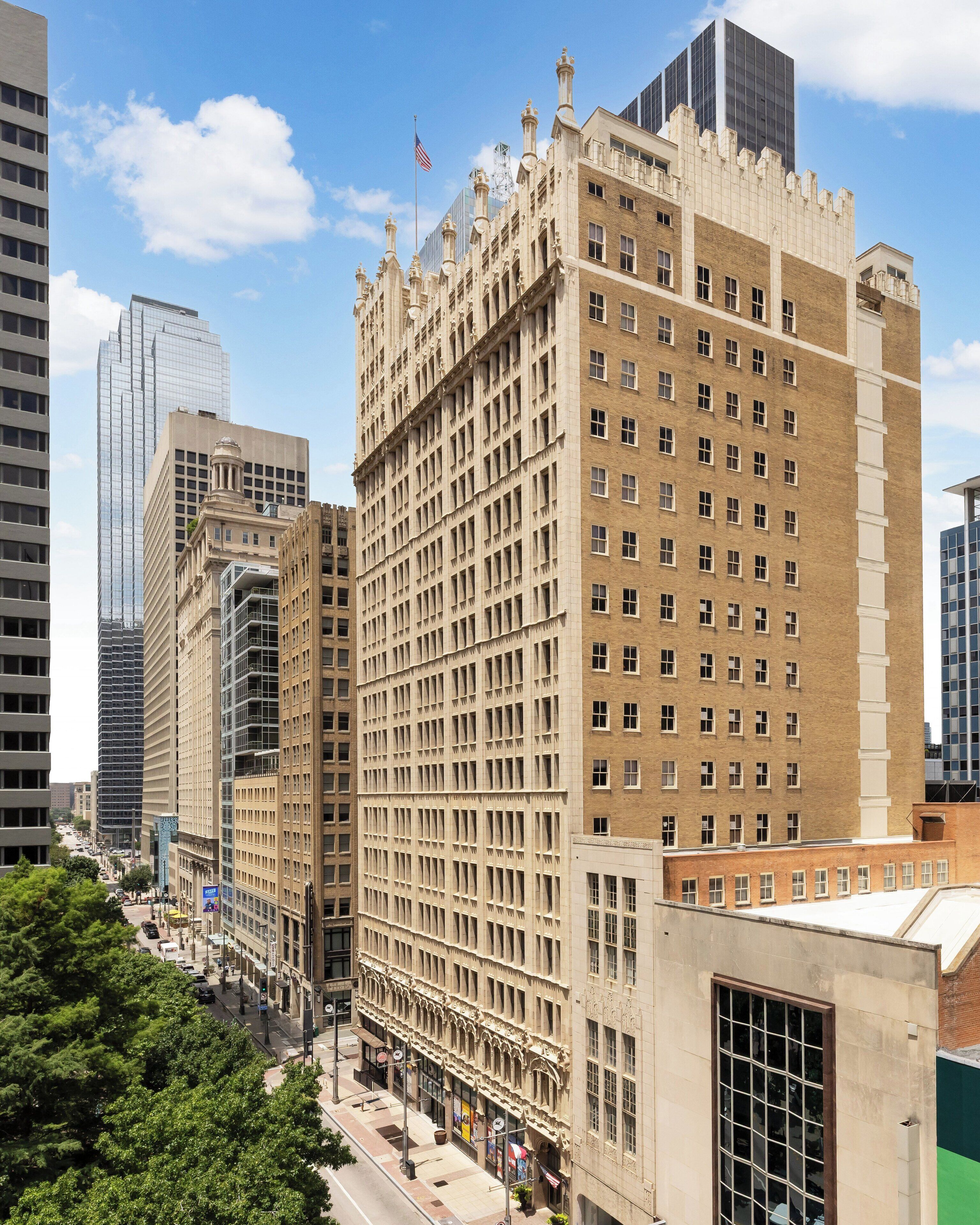 Un edificio histórico con fachada simétrica, ventanas amplias y una entrada central.