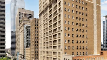 Un edificio histórico con fachada simétrica, ventanas amplias y una entrada central.
