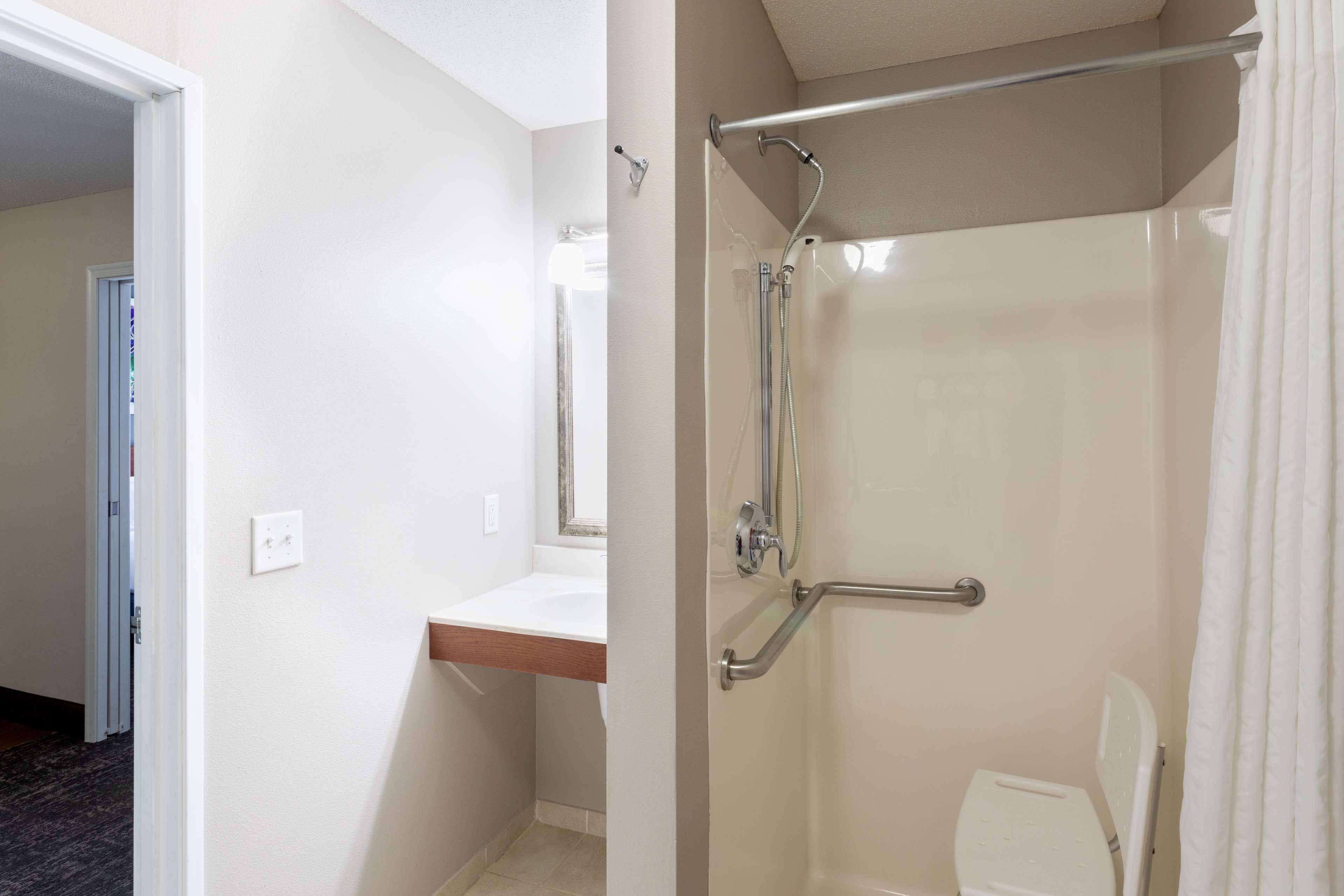 Un baño con ducha, inodoro y lavabo.