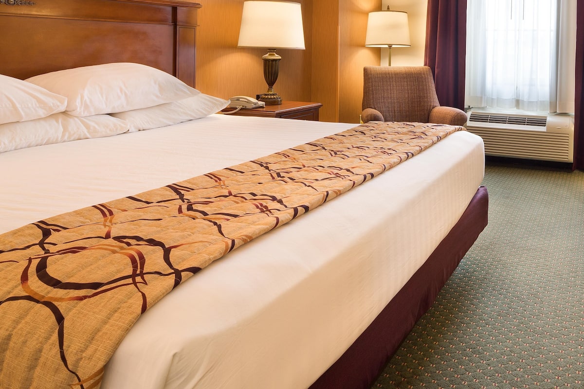 Blackout curtains, iron/ironing board, free cots/infant beds