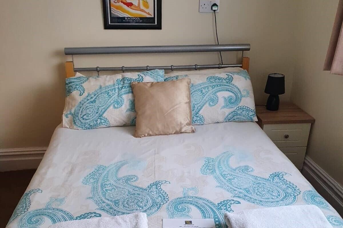 Double Room, Ensuite (Room 4) | Soundproofing, iron/ironing board, WiFi, bed sheets