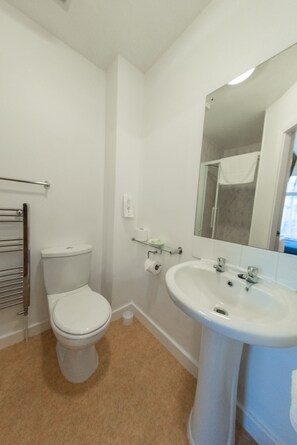 Double Room, Ensuite (Large Room 2) | Bathroom | Shower, free toiletries, towels - The Lenbrook (Blackpool)