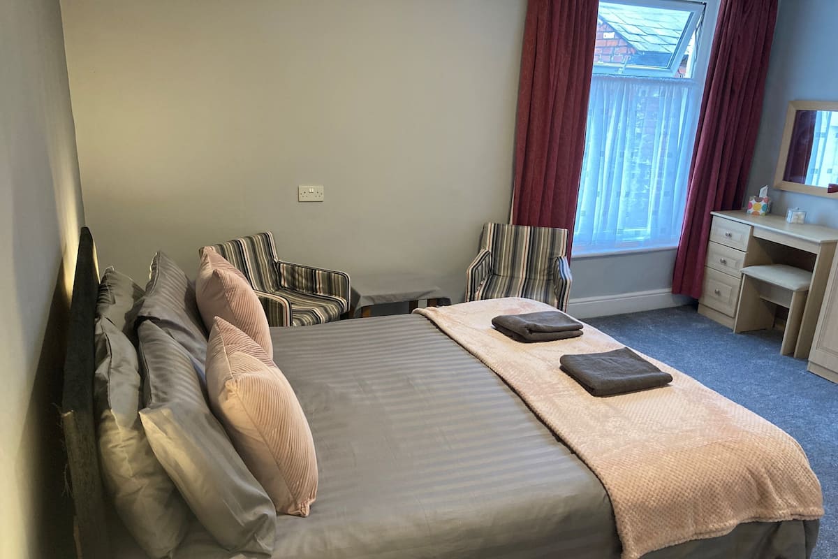 Double Room, Ensuite (Large Room 2) | Soundproofing, iron/ironing board, WiFi, bed sheets
