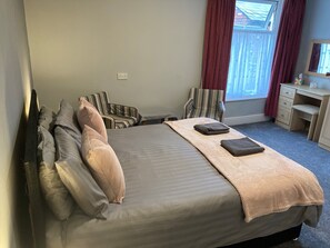 Double Room, Ensuite (Large Room 2) | Soundproofing, iron/ironing board, WiFi, bed sheets - The Lenbrook (Blackpool)