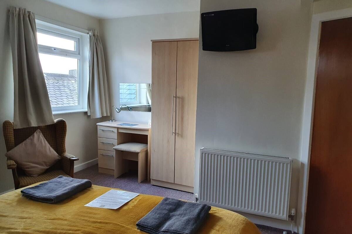 Double Room, Ensuite (Room 7) | Soundproofing, iron/ironing board, WiFi, bed sheets
