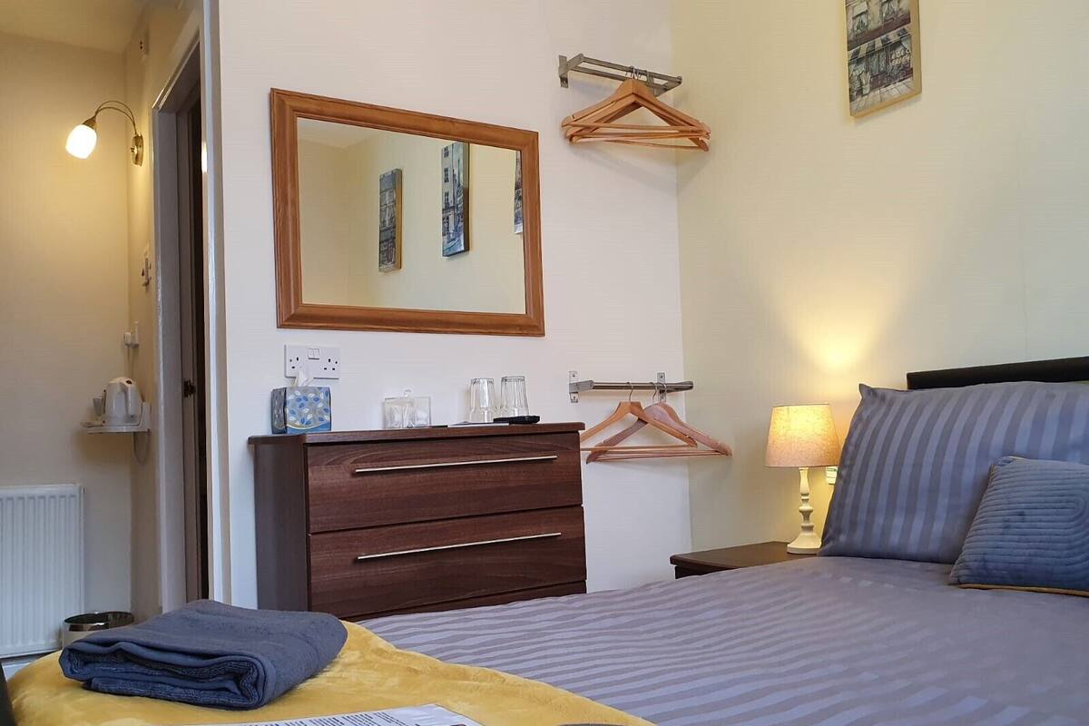 Double Room, Ensuite (Room 6) | Soundproofing, iron/ironing board, WiFi, bed sheets