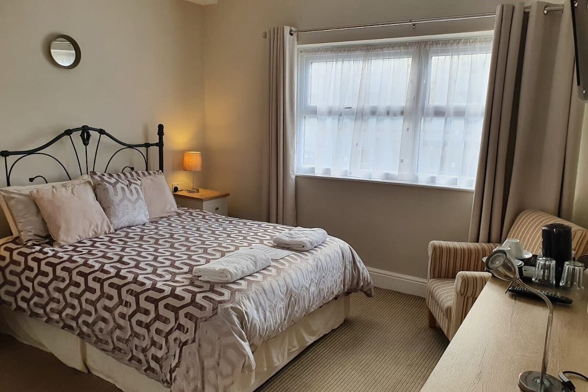 Double Room, Ensuite (Large Room 1) | Soundproofing, iron/ironing board, WiFi, bed sheets