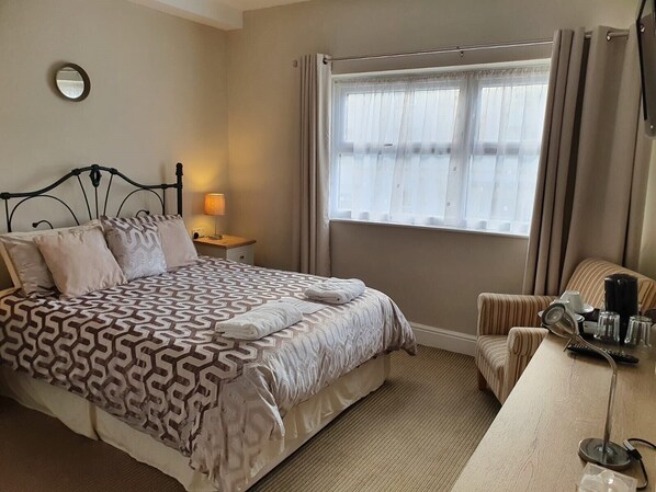 Double Room, Ensuite (Large Room 1) | Soundproofing, iron/ironing board, WiFi, bed sheets - The Lenbrook (Blackpool)