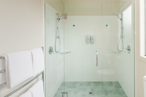 Gratis toiletartikelen, een haardroger, vloerverwarming, handdoeken