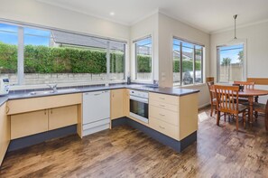 Departamento, 2 habitaciones, con acceso para personas discapacitadas | Cocina privada | Microondas, tetera eléctrica, tostadora y utensilios de cocina 