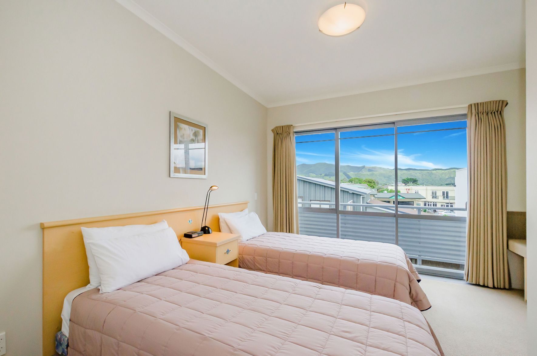 1 habitación, espacio para trabajar con laptop y cortinas blackout 